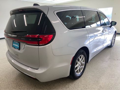 Used 2024 Chrysler Pacifica Touring-L FWD image 7