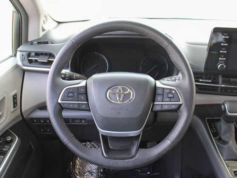 Used 2024 Toyota Sienna Limited FWD image 33