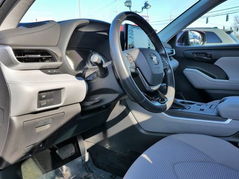 Used 2021 Toyota Highlander LE image 23