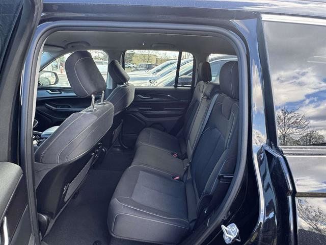 Used 2023 Jeep Grand Cherokee Laredo w/ Luxury Tech Group I AWD/4WD image 9