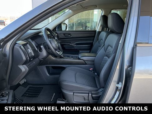 Used 2024 Nissan Pathfinder S image 7