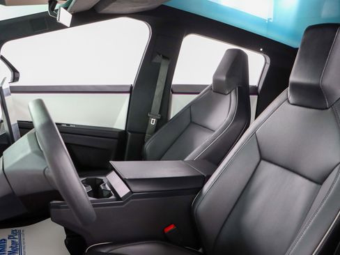 Used 2024 Tesla Cybertruck AWD Crew Cab image 21