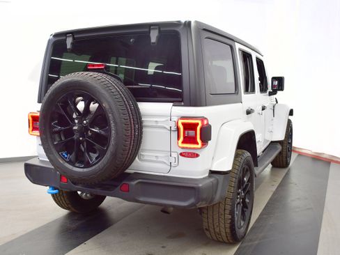 Used 2022 Jeep Wrangler Unlimited Sahara w/ Cold Weather Group image 7