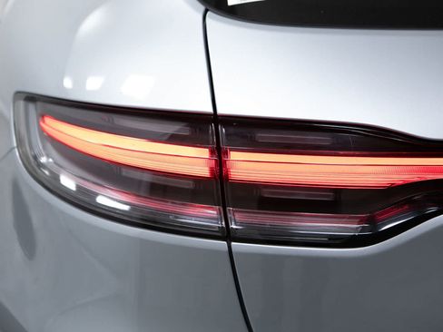 Certified 2024 Porsche Macan AWD/4WD image 18