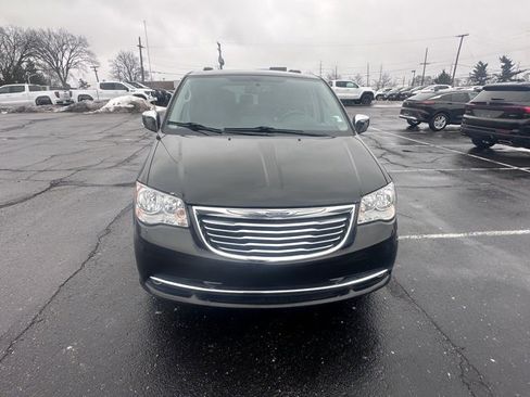 Used 2016 Chrysler Town & Country Limited image 8