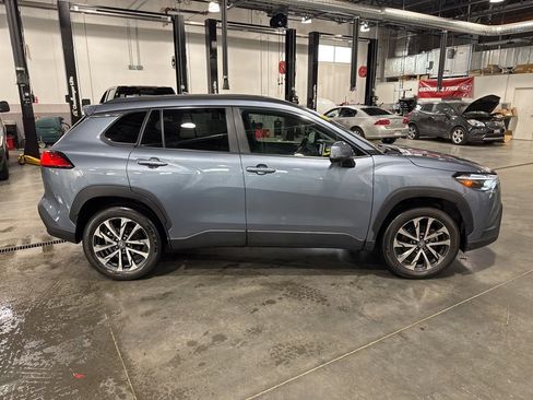 Used 2023 Toyota Corolla Cross XLE image 2