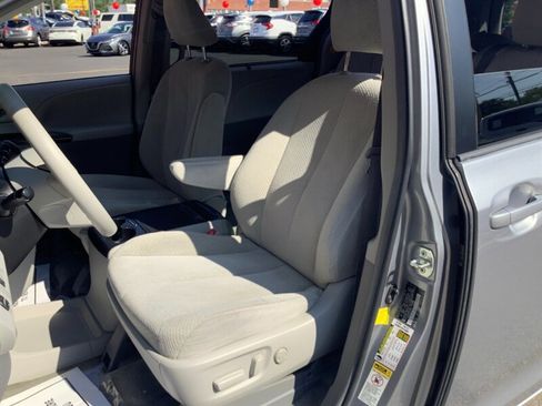 Used 2012 Toyota Sienna LE w/ Towing Pkg FWD image 10