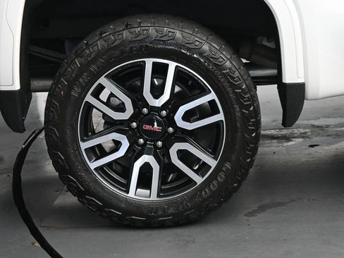 Used 2024 GMC Sierra 1500 AT4 w/ Technology Package AWD/4WD image 10