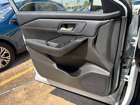 Used 2026 Nissan Rogue SL FWD image 18
