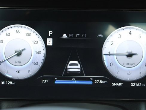 Used 2025 Hyundai Elantra SEL image 16