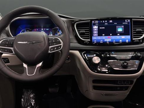 Used 2022 Chrysler Pacifica Touring-L image 11