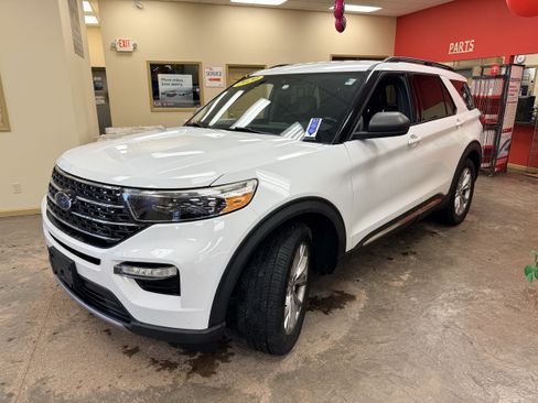 Used 2020 Ford Explorer XLT w/ Equipment Group 202A RWD image 3