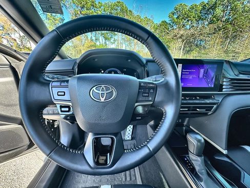 Used 2025 Toyota Camry SE image 11