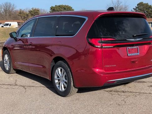 New 2026 Chrysler Pacifica Select AWD/4WD image 3