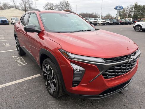 Used 2024 Chevrolet Trax RS w/ Sunroof Package image 7