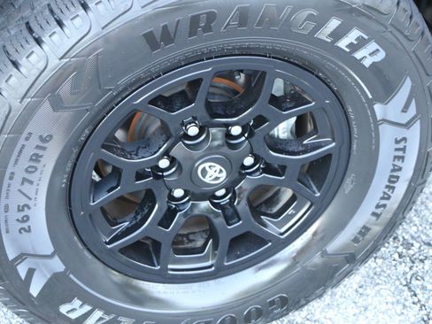 Used 2021 Toyota Tacoma SR5 RWD image 14