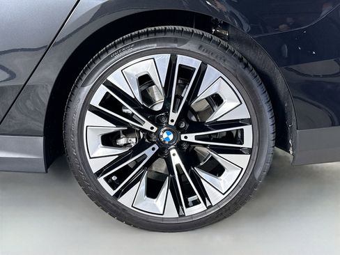 Used 2025 BMW 530i w/ Premium Package image 33