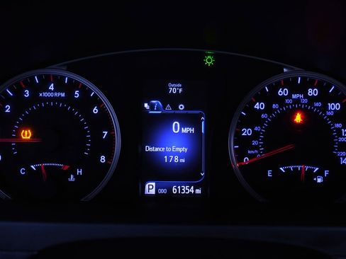 Used 2017 Toyota Camry SE w/ Moonroof Package FWD image 23