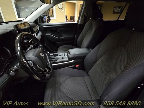 Used 2021 Toyota Highlander LE image 11