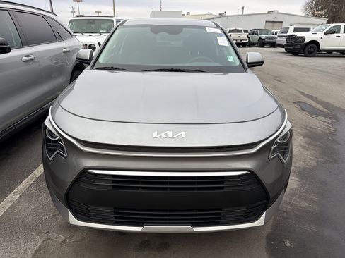 Used 2023 Kia Niro LX image 2