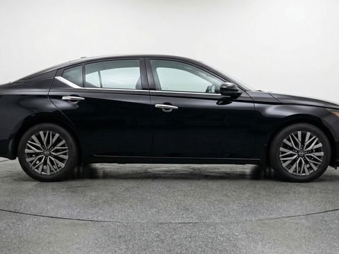 Used 2025 Nissan Altima 2.5 SV image 11
