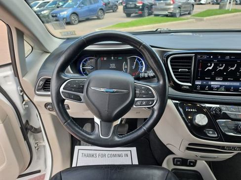 Used 2021 Chrysler Pacifica Touring-L FWD image 14
