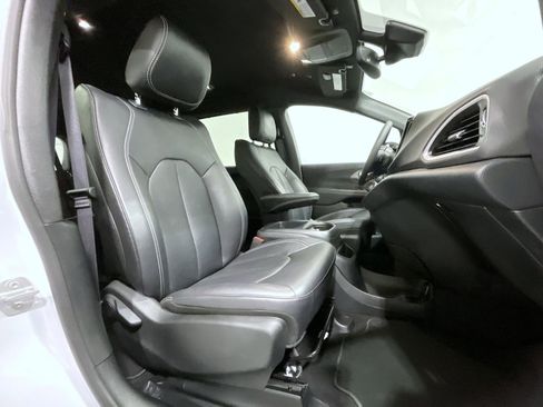 Used 2025 Chrysler Pacifica Select image 16