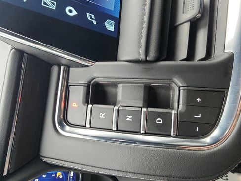 Used 2024 Chevrolet Suburban LT w/ Luxury Package AWD/4WD image 19