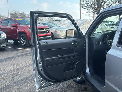 Used 2017 Jeep Patriot Latitude image 11