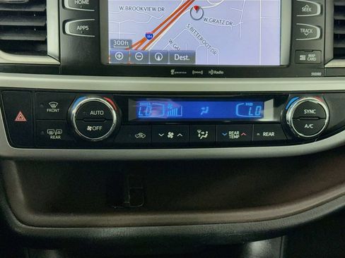 Used 2019 Toyota Highlander XLE AWD/4WD image 17
