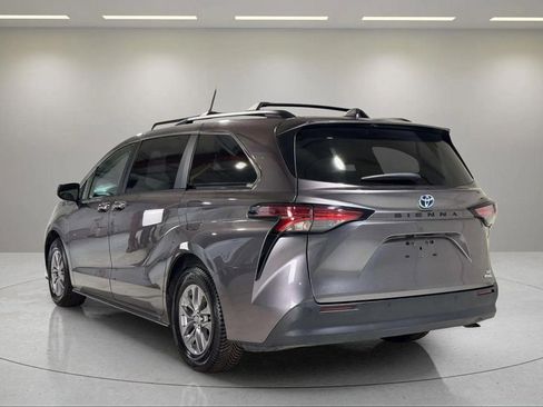 Used 2022 Toyota Sienna XLE image 19