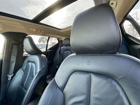 Used 2023 Volvo XC40 B5 Plus image 17