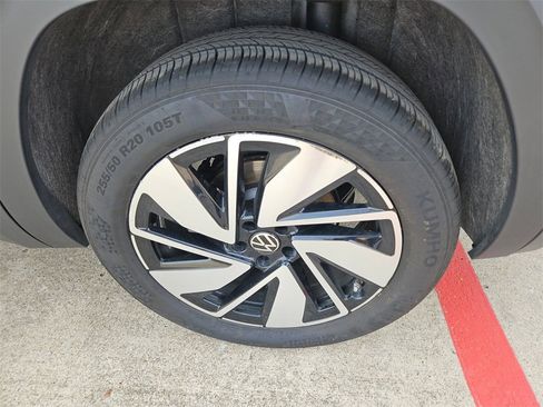 Used 2025 Volkswagen Atlas SE image 25