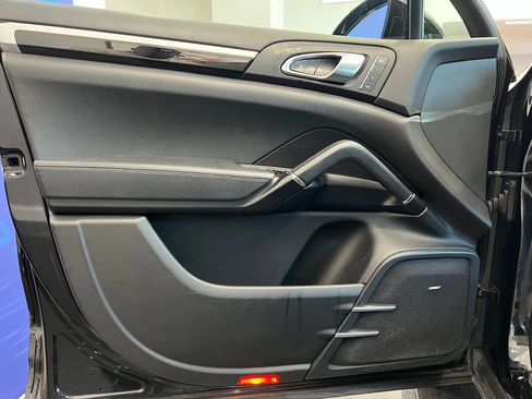 Used 2017 Porsche Cayenne AWD/4WD image 7