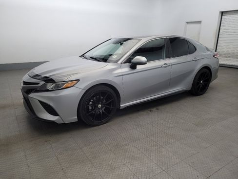 Used 2020 Toyota Camry SE image 2