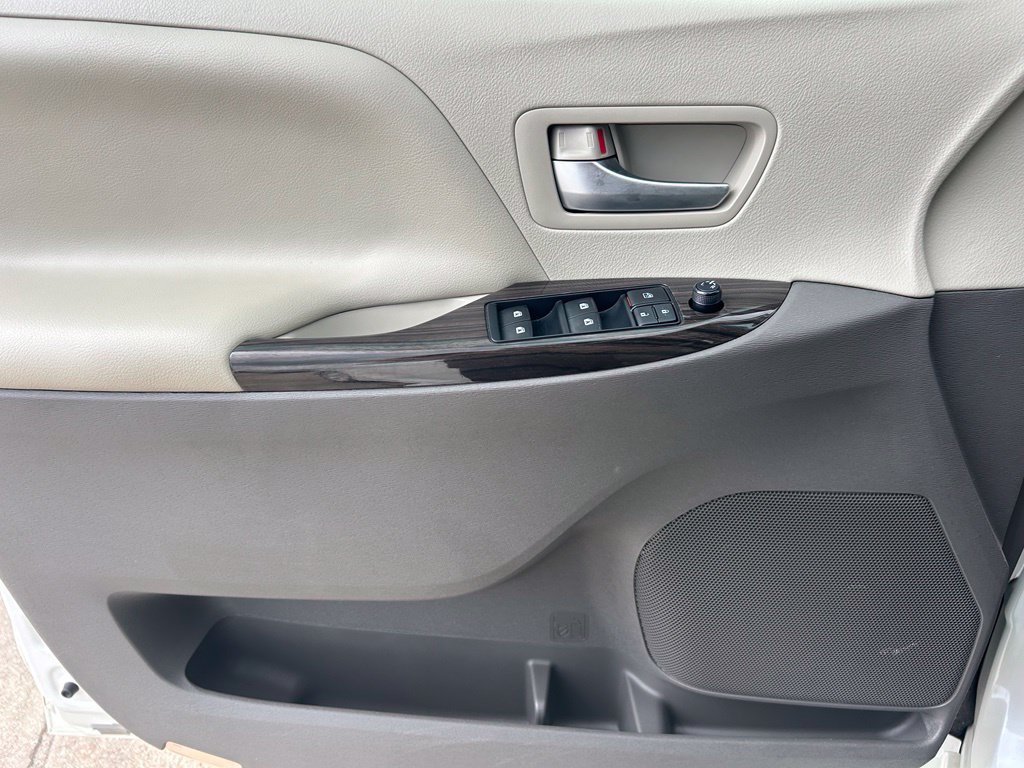 Used 2016 Toyota Sienna XLE FWD image 21