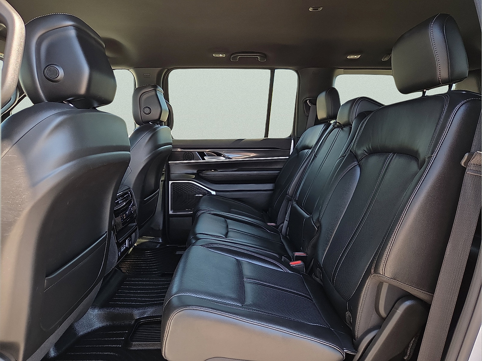 Used 2022 Jeep Wagoneer Series I AWD/4WD image 11