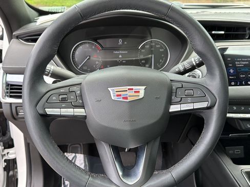 Used 2023 Cadillac XT4 Luxury w/ Cold Weather Package FWD image 19