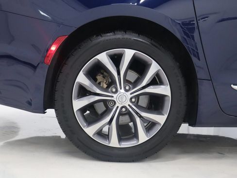 Used 2019 Chrysler Pacifica Limited w/ Tire & Wheel Group FWD image 11