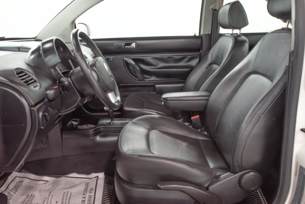 Used 2010 Volkswagen Beetle Coupe FWD image 6