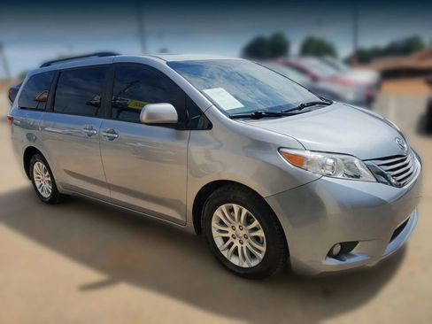 Used 2017 Toyota Sienna XLE w/ XLE Navigation Package FWD image 14