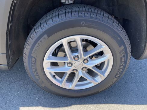 Used 2025 Jeep Grand Cherokee Laredo X w/ Luxury Tech Group I RWD image 3