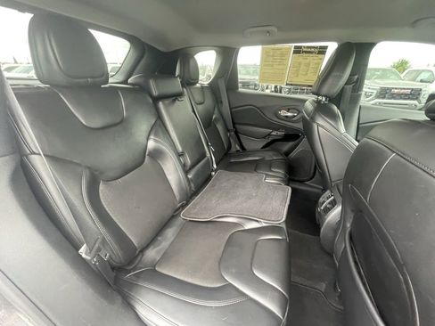 Used 2020 Jeep Cherokee Latitude Plus image 29