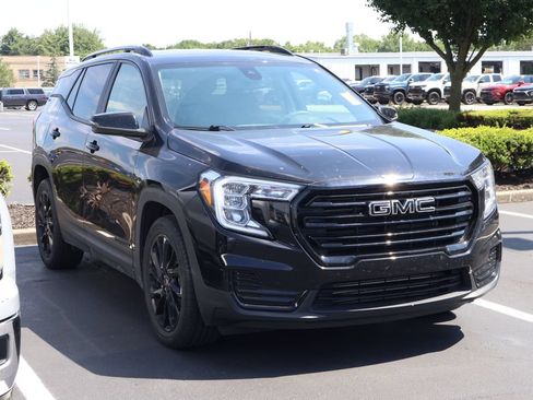 Used 2023 GMC Terrain SLE w/ Driver Convenience Package FWD image 3