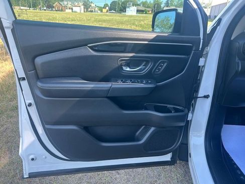 Used 2024 Honda Pilot Touring image 19