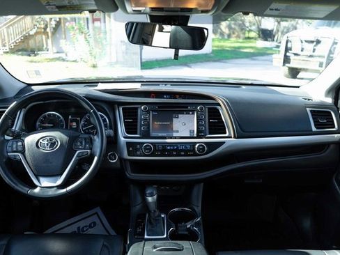 Used 2019 Toyota Highlander XLE image 15