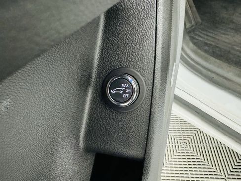 Used 2023 Chevrolet Traverse Premier FWD image 10