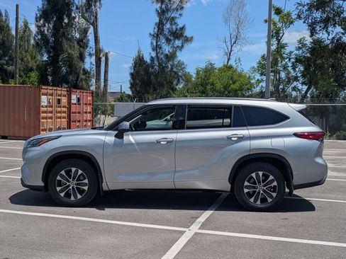 Used 2021 Toyota Highlander XLE AWD/4WD image 8