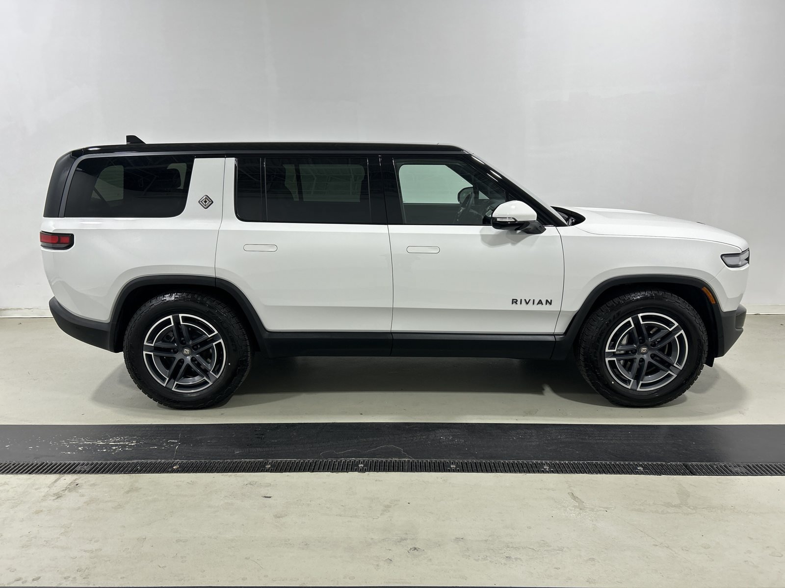 Used 2025 Rivian R1S Adventure Dual AWD/4WD image 6