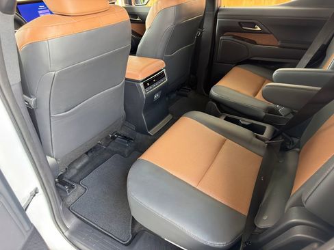 Used 2024 Lexus GX 550 w/ Accessory Package (31) AWD/4WD image 31